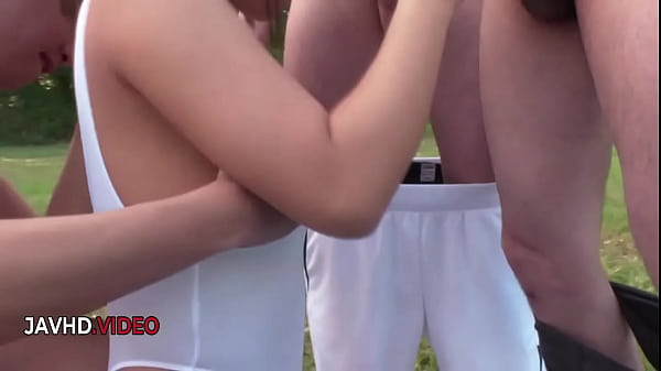 Japanische verführerische Empfindungen Sara Saijos Outdoor-Gruppenfick-Fantasien