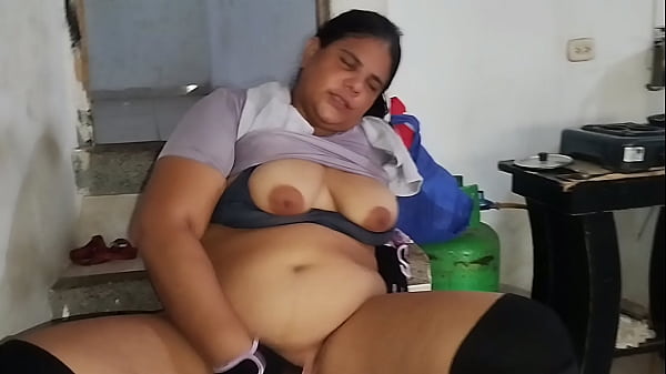 BBW colombiana culona viene del GYM, se toca el coño y termina masturbándose hasta tener un gran orgasmo