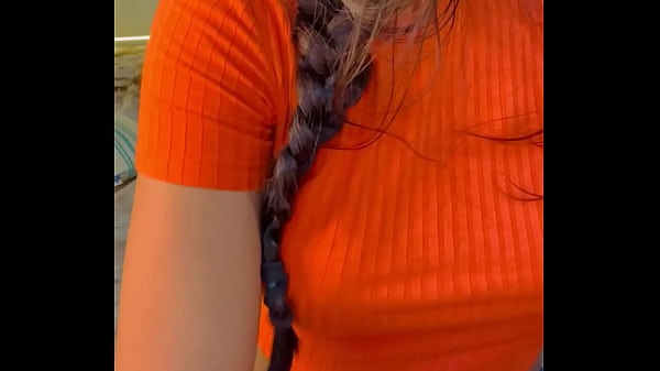 Beau-fils ne peut pas se reposer sur le canapé, alors regarde sa belle-mère se masturber et la baiser plus tard dans le lit partagé Roseredvip