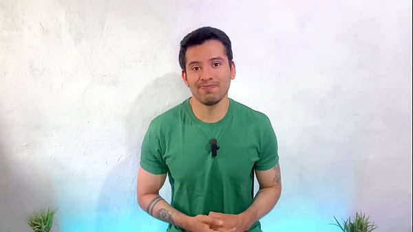 ¡El entrenador maduro y musculoso termina siendo penetrado por el nuevo joven talentoso del gimnasio! historia sexual