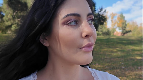 Un grosso cazzo incontra tette più grandi: Theodora Day riceve una sorpresa al casting di PornDude!