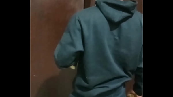 um v&acirc_ndalo pichou minha porta peguei ele e comi o cu dele