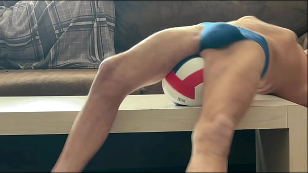 Sulla Tavola in Slip attillati con Pallavolo per Compressione Muscolare e Svolgimento Miofasciale - clip