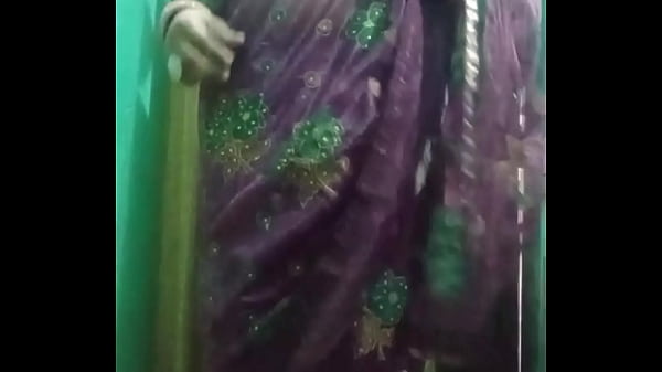 Indian Gay Crossdresser Bottom Gaurisisissy montrant tout son corps et appuyant et jouant avec ses gros seins dans un sari violet réel xxx nu