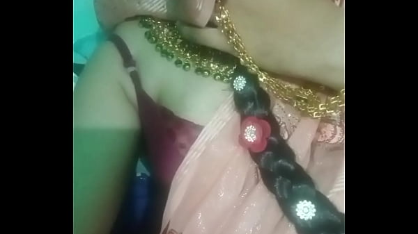 Indian Gay Crossdresser Bottom Gaurisisissy pressant et traitant ses gros seins avec des bijoux lourds dans un sari crème et soyeux, du vrai sexe xxx