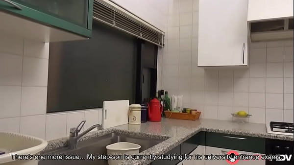 Ryouko Murakami, femme au foyer brune japonaise, pipe une bite dure de son beau-fils