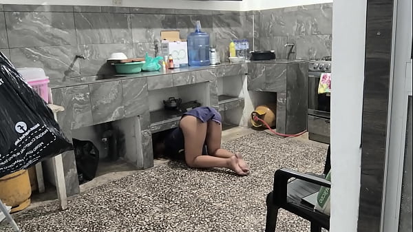My stepsister got stuck in the kitchen while cleaning, I helped her and filmed her brown buttocks.