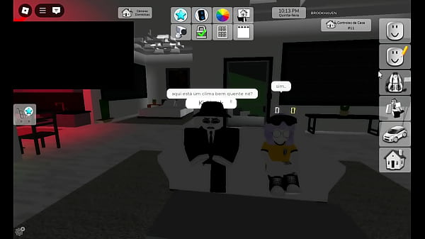 Tava morrendo de calor e resolvi tirar minha camisa mais essa puta queria logo sexo