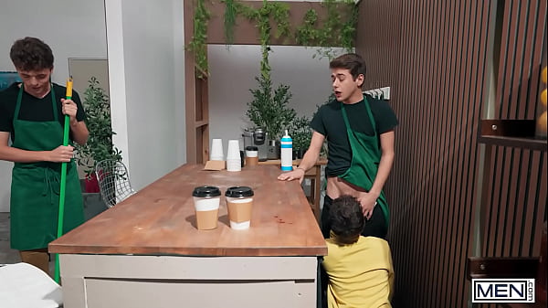 UOMINI - Il barista Joey Mills offre al suo cliente Sam Ledger una porzione extra del suo sperma caldo e cremoso