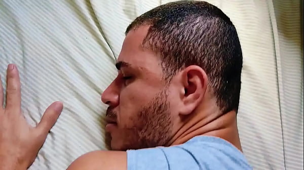 Passivo ha pianto e sofferto sul cazzo del suo vicino finché non è stato fatto penetrare, questa piccola cagna gemeva di piacere.