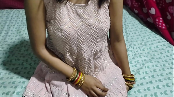 Kleiner Sohn wird gezwungen, die feuchte Muschi der Mutter der Tante zu stopfen