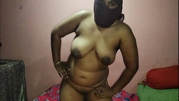 La bella teenager si esibisce in modo amatoriale