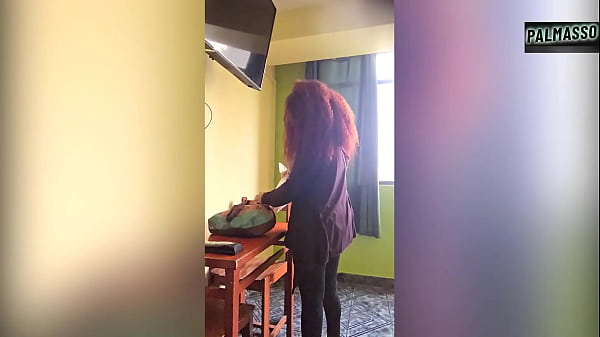 Convencí a una madura para tomar una copa mientras su marido no está y finalmente se puso cachonda y me dejó follarla fácilmente.