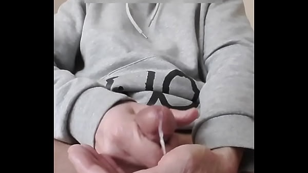 Je me branle et lèche mon jus crémeux,