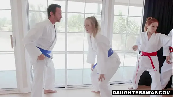 Fabiana, liberata, si permette di godere del fatto di essere una puttana. Obbedisci e accontenta il maschio, lui sa come scoparla. Lei è un vero troll, chiede e sopporta, finisce per gridare e parlare come una puttana un paio di volte.