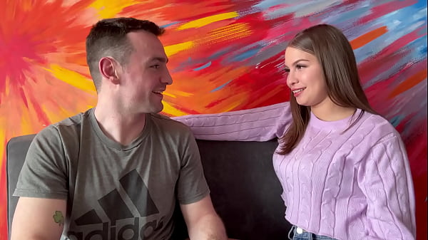 Wildes junges Mädchen posiert