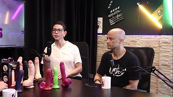 Sie benutzte ihn zum Masturbieren und blieb stecken, es war eine ungewöhnliche Situation und der meistverkaufte kleine Schwanz ... - Eilani Quina und Victor Luciano - Upper Toys (SHEER/RED)