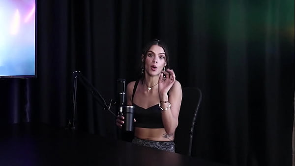 El físico no importa, ella prefiere un hombre inteligente, y si tiene sexo con uno malo, disfruta pegándole a siririca, y con squirt... - Debora Andrade (SHEER/RED)