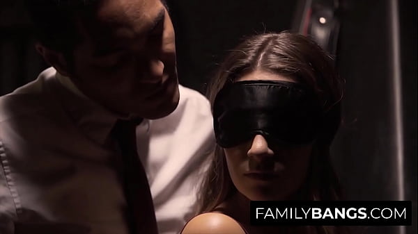 FamilyBangs.com ⭐ Une petite fille perverse aime être limitée par son demi-frère Sado, Cassidy Klein, Micky Mod