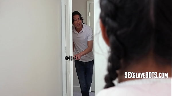 Stepbro Mods Stepsister'_s Play Bot et elle commence à manger la chatte de son propriétaire | SexSlaveBots
