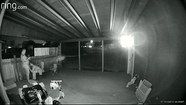 La moglie succhia e scopa davanti alla telecamera mentre il cancello si apre e viene scopata da dietro affinché tutti possano guardarla