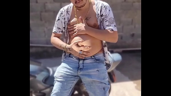 Il motociclista della favela con il cazzo bagnato di sudore