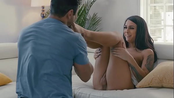 Il mio patrigno non sapeva che avevo un cazzo, puoi succhiarmelo?