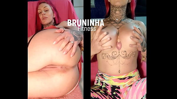 Sie fingert ihren Arsch und zeigt ihre Brüste – geteilter Bildschirm