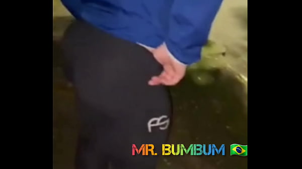 IL CICLISTA SI È PRESO UNA PAUSA DAL CONSEGNO PER PORTARE IL CULO IN STRADA