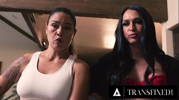 TRANSFIXED - Die einsame Transe in Dessous Khloe Kay wird von der Cougar-Lesbenklempnerin angetörnt