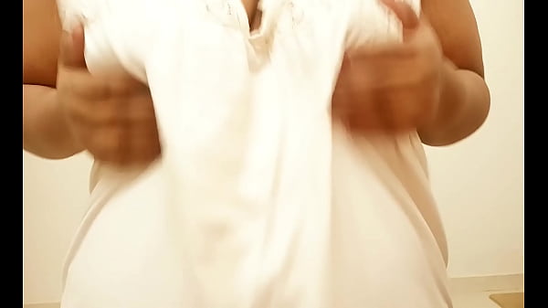 Tamilisches IT-Mädchen spielt