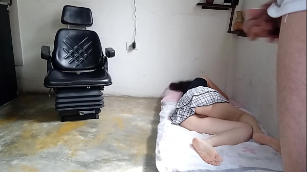 Me salto la pared del patio trasero de mi vecina mientras el cornudo trabaja me follo a su esposa.