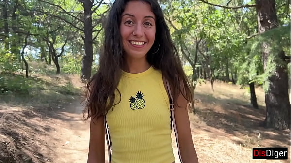 Công khai mạo hiểm thổi kèn trên vòng đu quay ở công viên giải trí