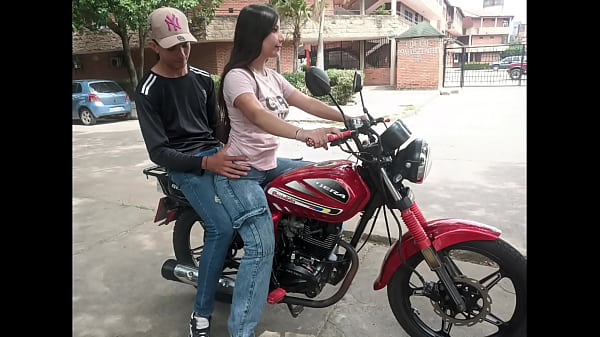 ESTABA ENSE&Ntilde_ANDO A MI VECINA DEK BARRIO ANDAR MOTO, PERO LA CACHONDA SE ME SENTO EN MIS PIERNAS Y ME EXCITO QUE RICO