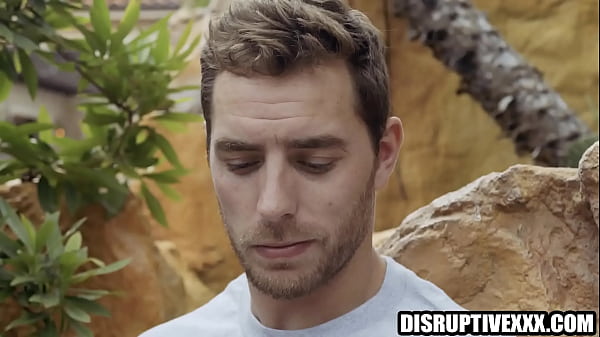 Un tipo espeluznante ordena follar a un prostituto