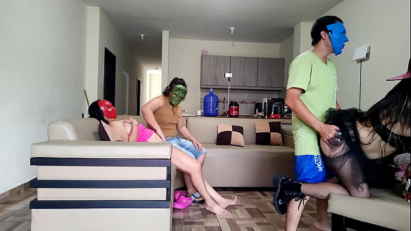 ¡¡LA FIESTA DEL SEXO CASERA EMPIEZA CON LOS INVITADOS MÁS ESPERADOS!! VESTIDAS DE BRUJAS QUIEREN SER FOLLADAS POR ESTOS MACHOS ALFA DE GRANDES CUERPOS DELGADOS. PORNO REAL CASERO DE BRUJAS SEXY