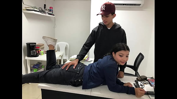 Heiße, hübsche Teenie neckt – bisexuell