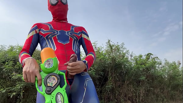 Il grosso cazzo di Spiderman al Songkran Festival 2024