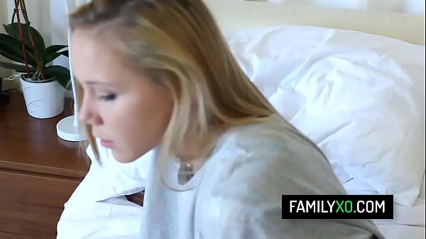 Schönes junges Mädchen hat Spaß