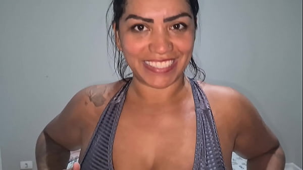 Gocciolante di sudore in palestra e presentando le mie mutandine sudate e i miei piedi post-allenamento