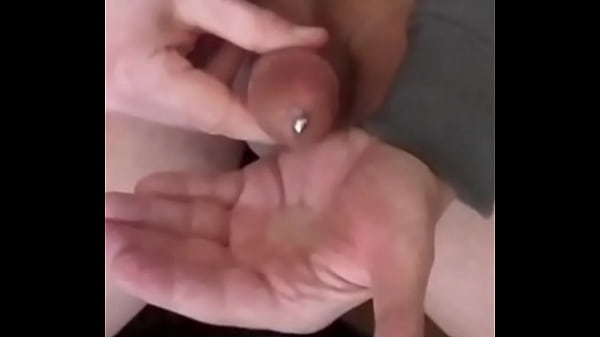 Je me branle et j'éjacule avec ma tige d'uretère dans ma bite,