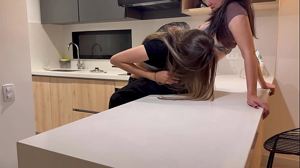 Dovevamo prendere un caffè ma alla fine ho bevuto il miele della sua vagina.