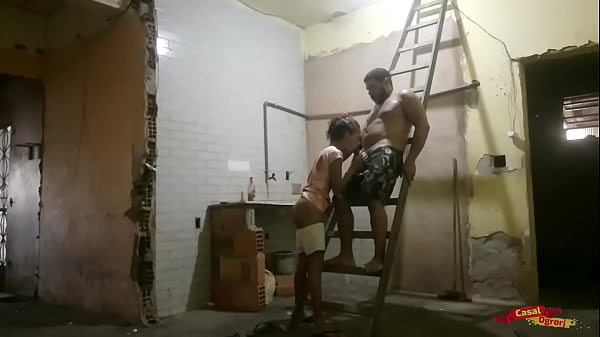 Mi padre no quiso pagar las obras de mi habitación, le di el culo al constructor.