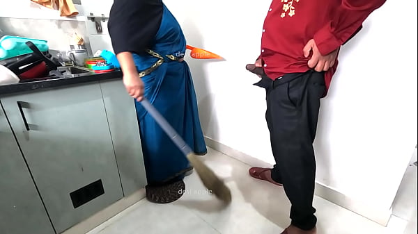 आंध्र की नौकरानी श्रीदेवी के सामने झटके मारता हुआ लंड