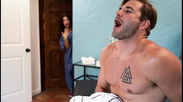 Masajista me pilló masturbándome y me ofreció algo fuera del menú.