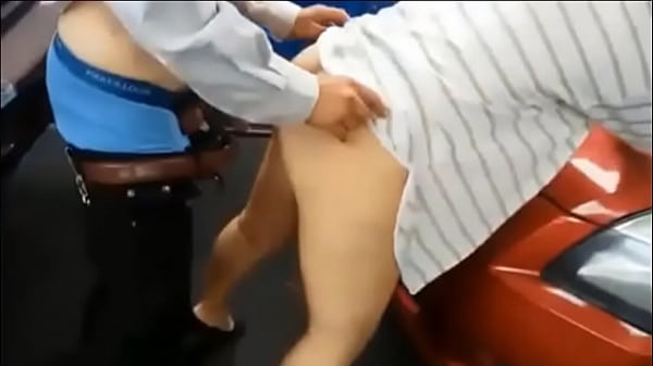 Mi esposa pagando una deuda en un taller mecánico