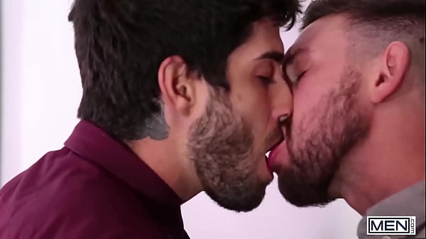 Il sexy contabile Diego Sans ha la possibilità di scopare lo stretto buco del culo di Casey Jack - UOMINI