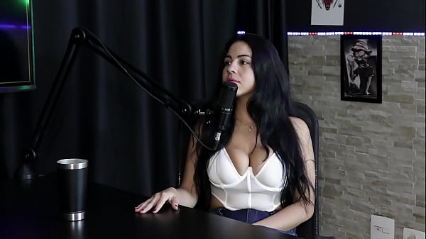 Sie wurde von ihrer Familie ausgeschlossen, sie begann, auf Plattformen in der Pornobranche zu arbeiten, sie wurde gebeten, eine Flasche in ihre Muschi und ihr kleines Spielzeug zu stecken ... - Anabele Nogueira (SHEER/RED)