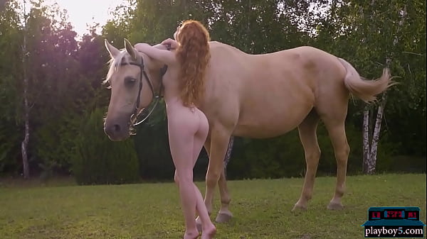 Heidi Romanova, superbe MILF rousse et chaude, solo en plein air pour Playboy