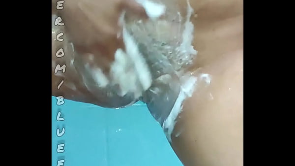 L'adolescente sexy e sexy si diverte